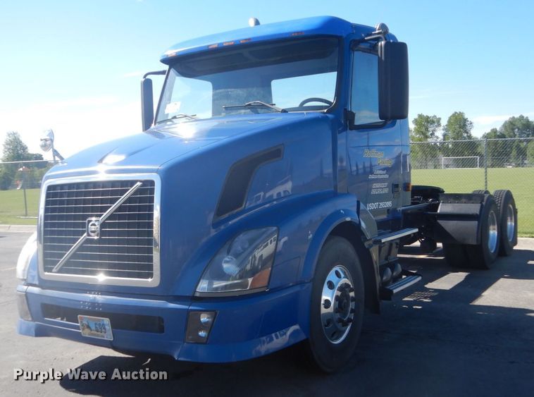 image for item DC4512 2006 Volvo VN  semi truck