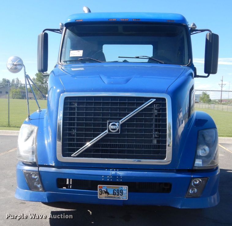 image for item DC4512 2006 Volvo VN  semi truck