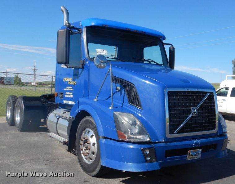 image for item DC4512 2006 Volvo VN  semi truck