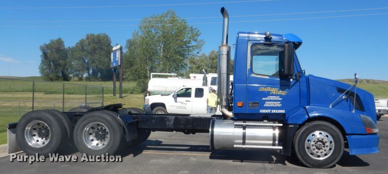 image for item DC4512 2006 Volvo VN  semi truck