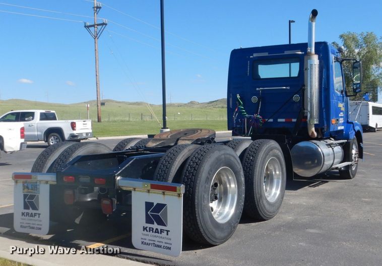 image for item DC4512 2006 Volvo VN  semi truck