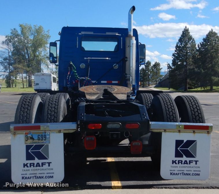 image for item DC4512 2006 Volvo VN  semi truck