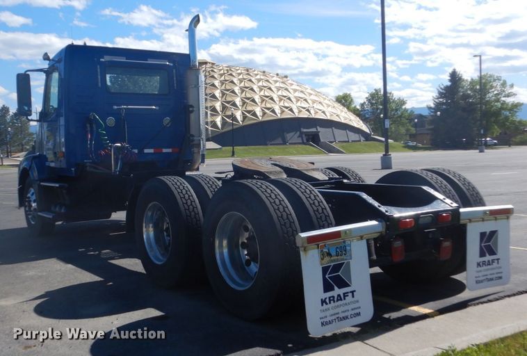 image for item DC4512 2006 Volvo VN  semi truck