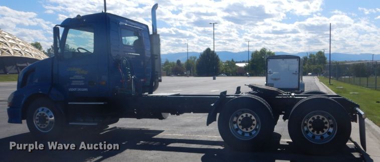 image for item DC4512 2006 Volvo VN  semi truck