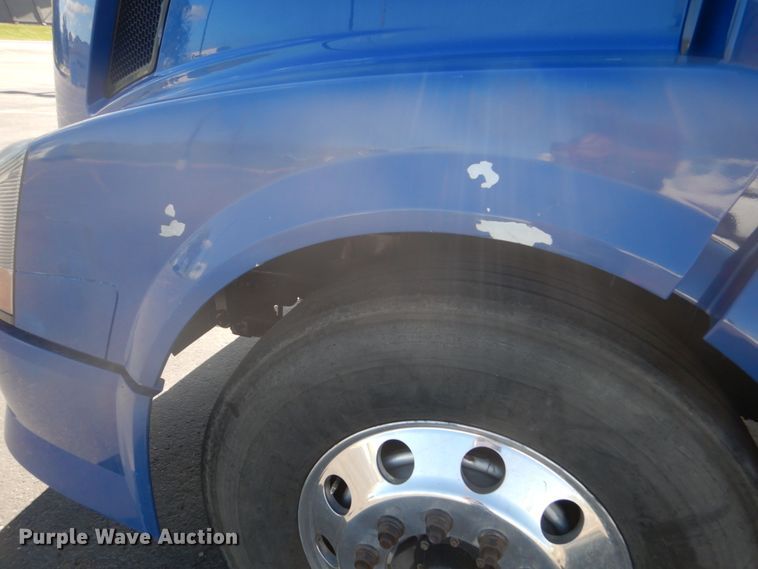 image for item DC4512 2006 Volvo VN  semi truck