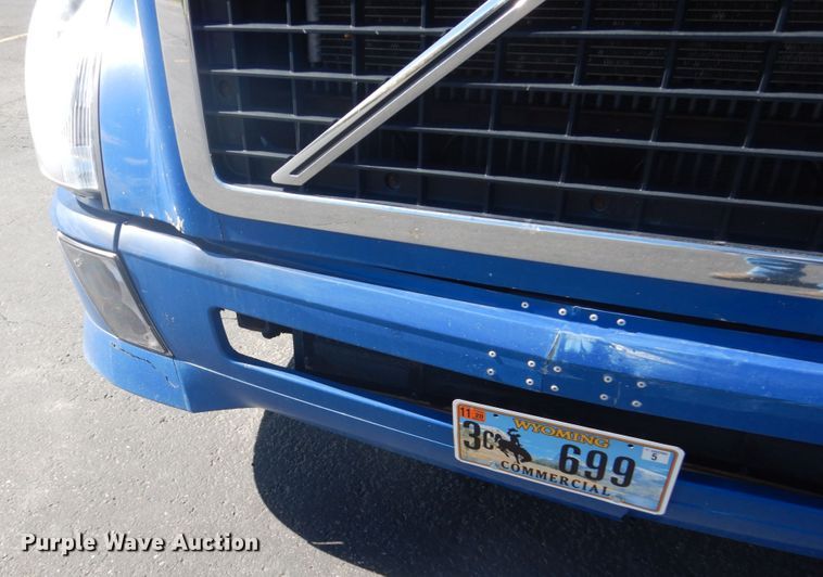 image for item DC4512 2006 Volvo VN  semi truck