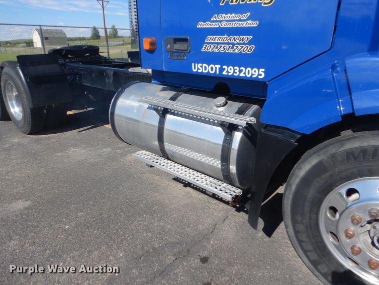 image for item DC4512 2006 Volvo VN  semi truck