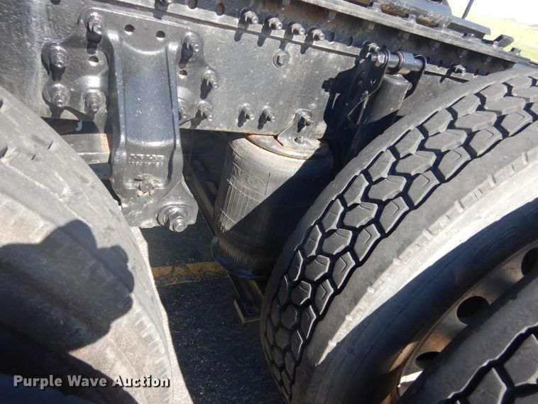 image for item DC4512 2006 Volvo VN  semi truck