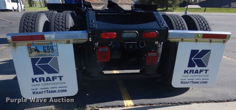 image for item DC4512 2006 Volvo VN  semi truck