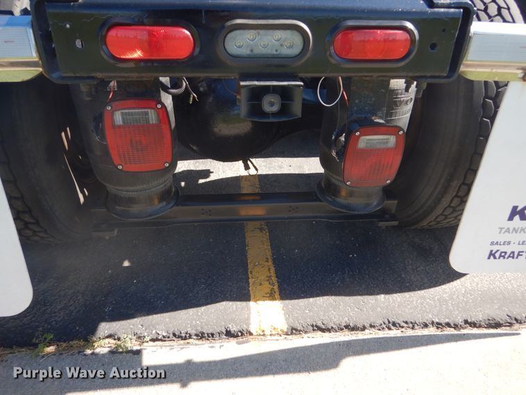 image for item DC4512 2006 Volvo VN  semi truck