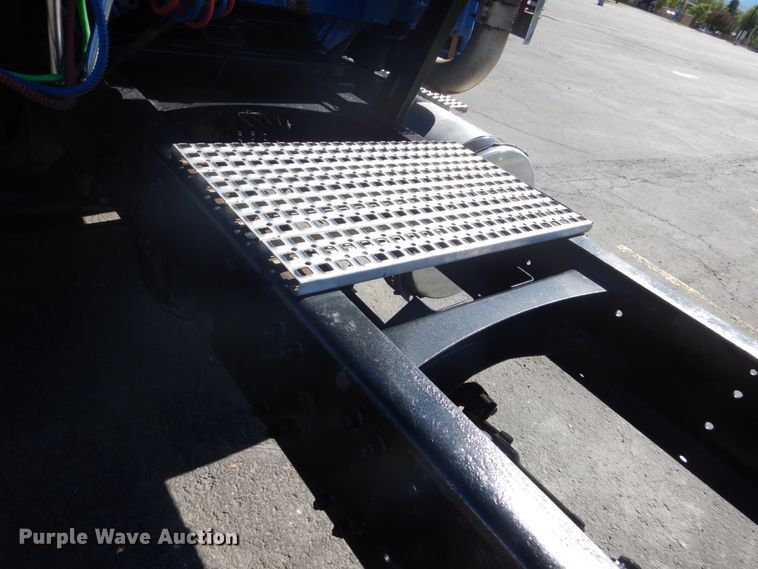 image for item DC4512 2006 Volvo VN  semi truck