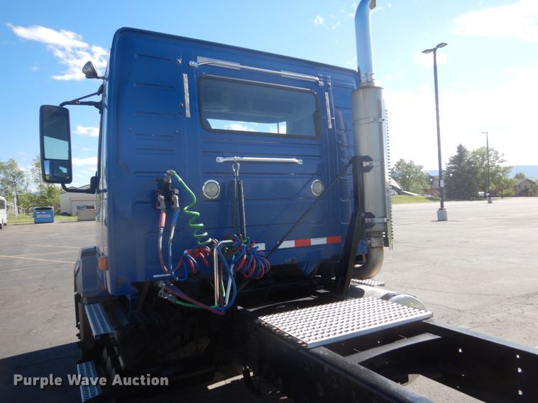 image for item DC4512 2006 Volvo VN  semi truck