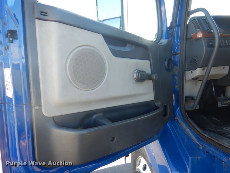 image for item DC4512 2006 Volvo VN  semi truck