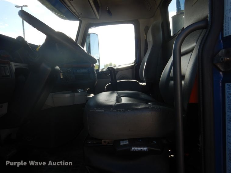 image for item DC4512 2006 Volvo VN  semi truck