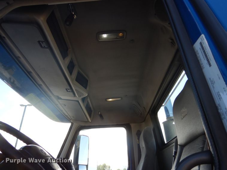 image for item DC4512 2006 Volvo VN  semi truck