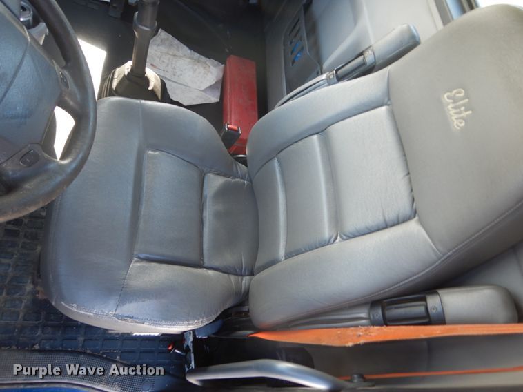 image for item DC4512 2006 Volvo VN  semi truck