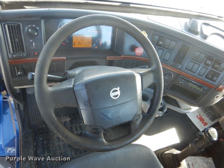 image for item DC4512 2006 Volvo VN  semi truck