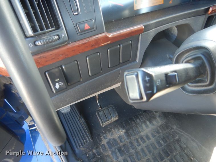 image for item DC4512 2006 Volvo VN  semi truck