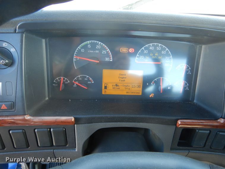 image for item DC4512 2006 Volvo VN  semi truck