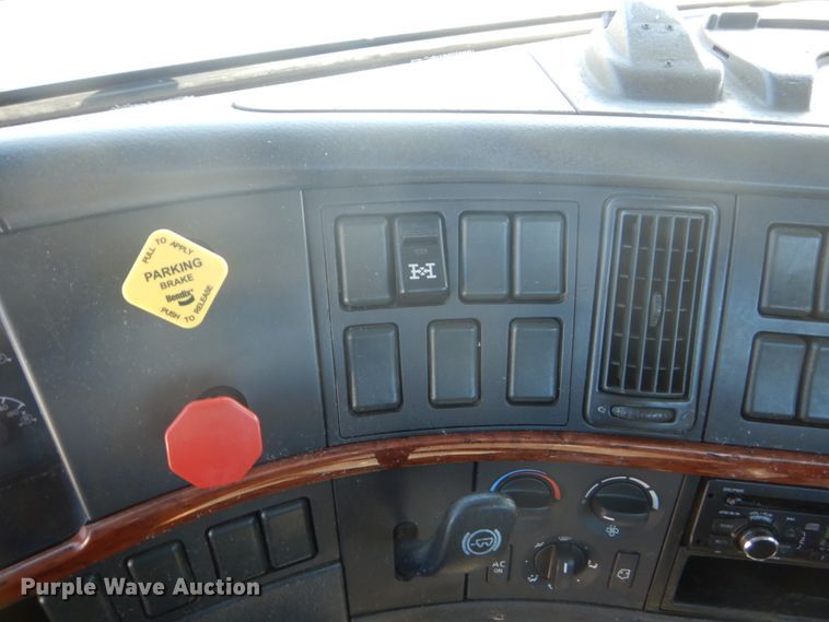 image for item DC4512 2006 Volvo VN  semi truck