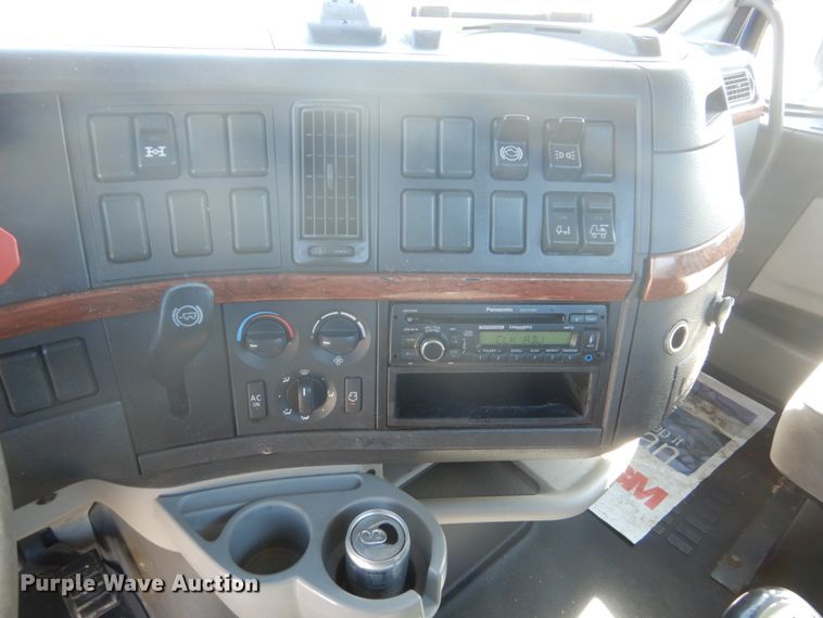 image for item DC4512 2006 Volvo VN  semi truck