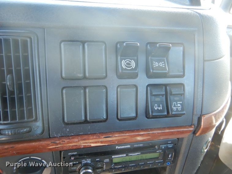 image for item DC4512 2006 Volvo VN  semi truck