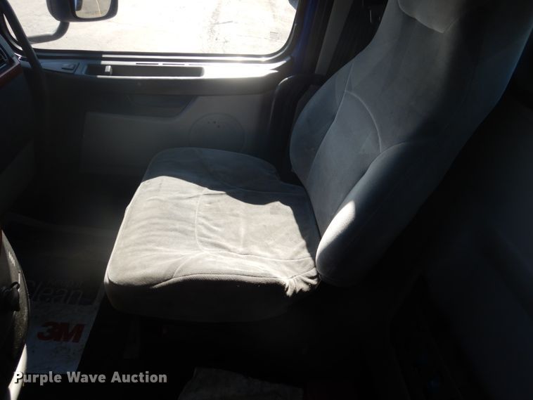 image for item DC4512 2006 Volvo VN  semi truck