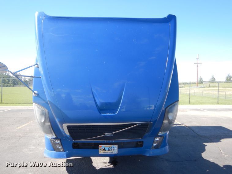 image for item DC4512 2006 Volvo VN  semi truck