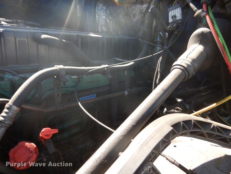 image for item DC4512 2006 Volvo VN  semi truck