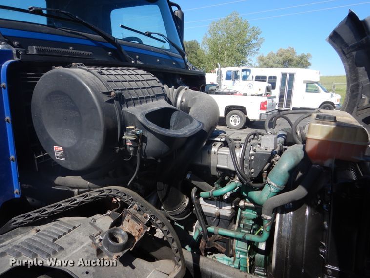 image for item DC4512 2006 Volvo VN  semi truck