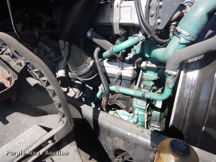 image for item DC4512 2006 Volvo VN  semi truck