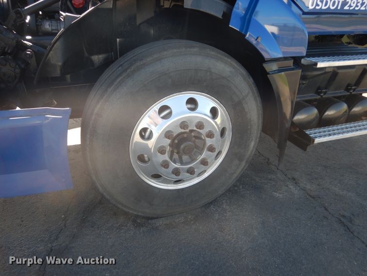 image for item DC4512 2006 Volvo VN  semi truck