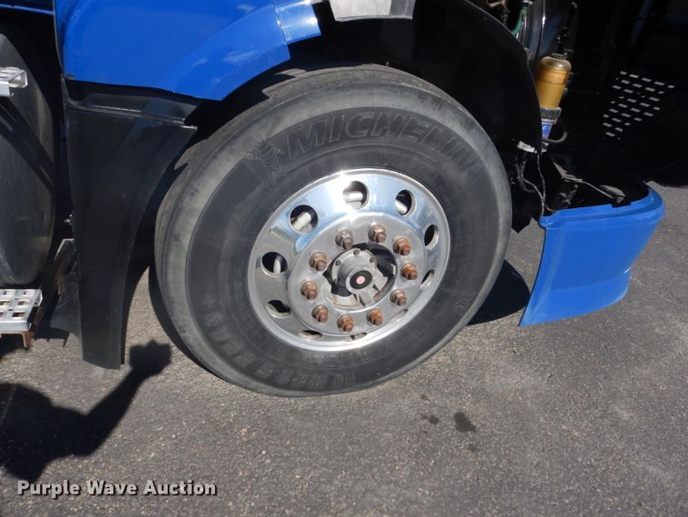 image for item DC4512 2006 Volvo VN  semi truck