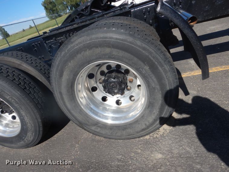 image for item DC4512 2006 Volvo VN  semi truck