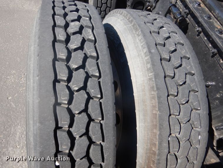 image for item DC4512 2006 Volvo VN  semi truck