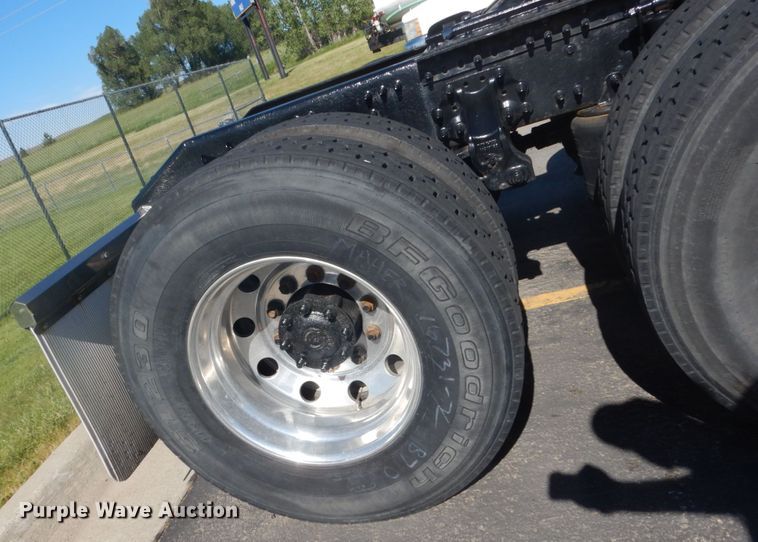 image for item DC4512 2006 Volvo VN  semi truck