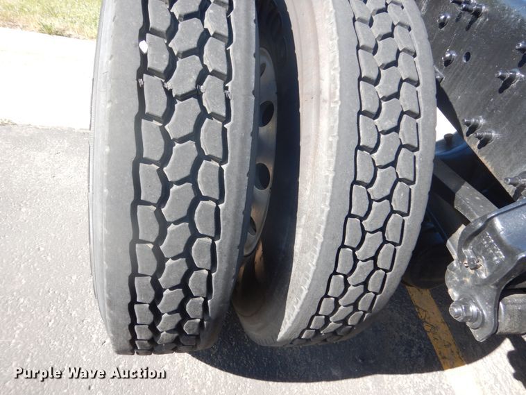 image for item DC4512 2006 Volvo VN  semi truck