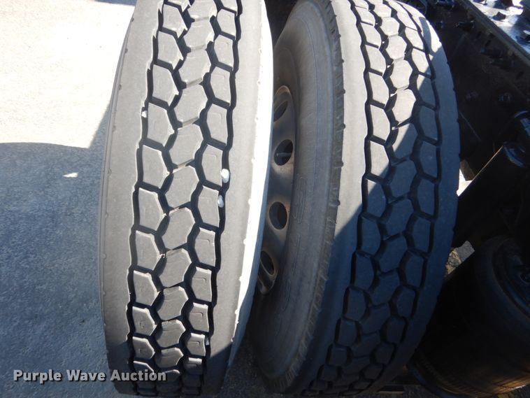 image for item DC4512 2006 Volvo VN  semi truck