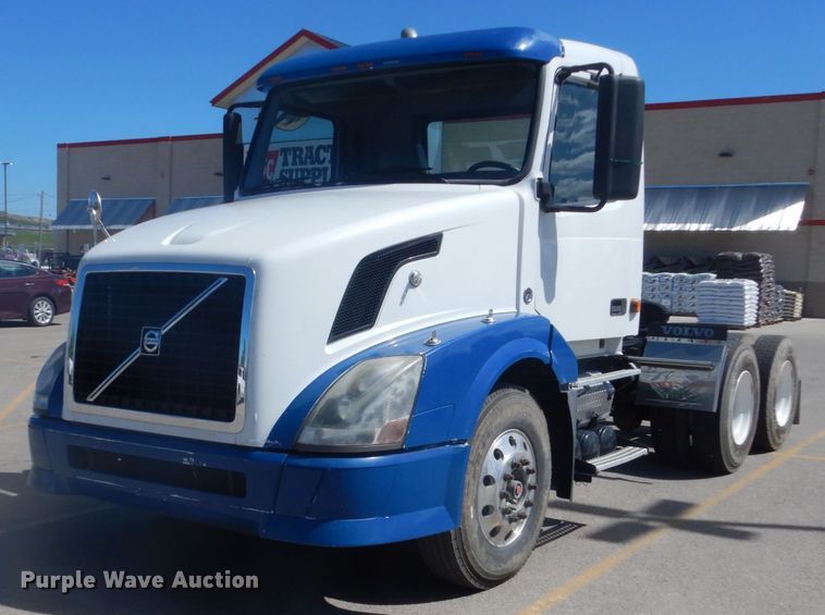 image for item DC4514 2007 Volvo VN  semi truck