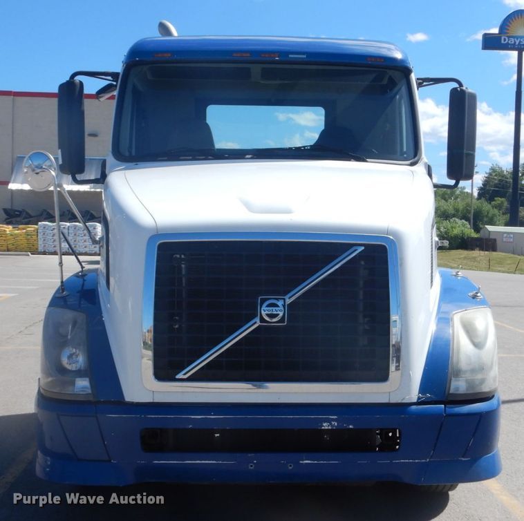 image for item DC4514 2007 Volvo VN  semi truck