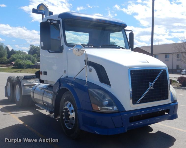 image for item DC4514 2007 Volvo VN  semi truck