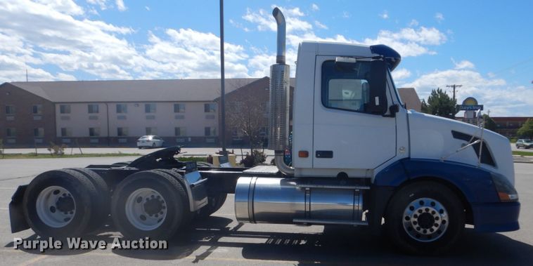 image for item DC4514 2007 Volvo VN  semi truck