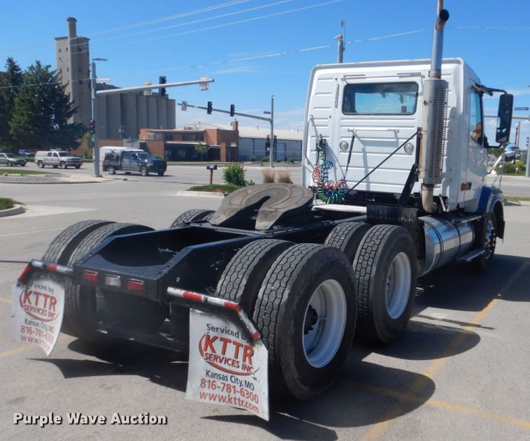 image for item DC4514 2007 Volvo VN  semi truck