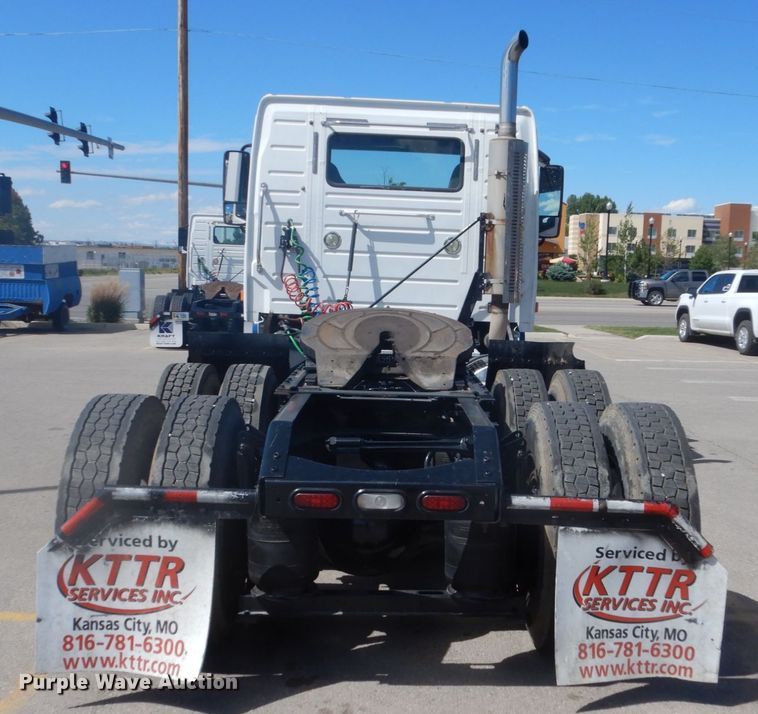 image for item DC4514 2007 Volvo VN  semi truck