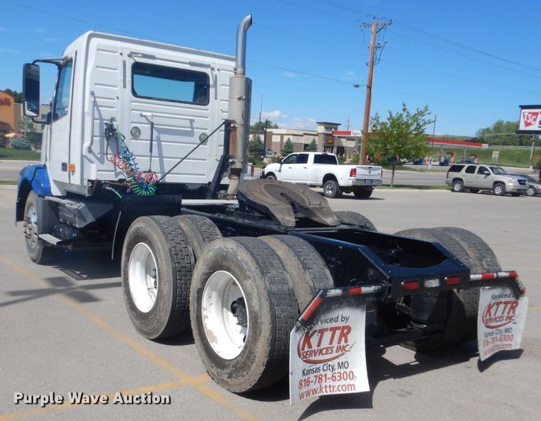 image for item DC4514 2007 Volvo VN  semi truck