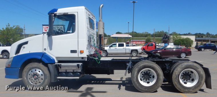 image for item DC4514 2007 Volvo VN  semi truck