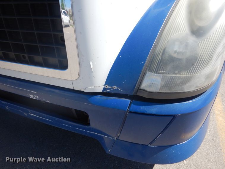 image for item DC4514 2007 Volvo VN  semi truck