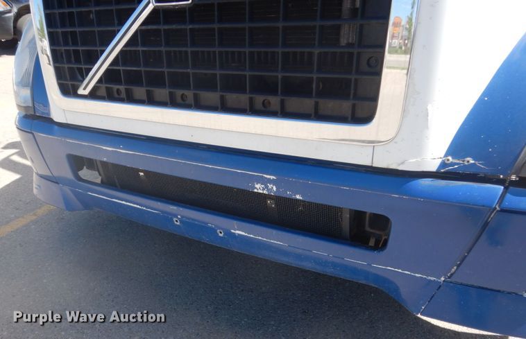 image for item DC4514 2007 Volvo VN  semi truck