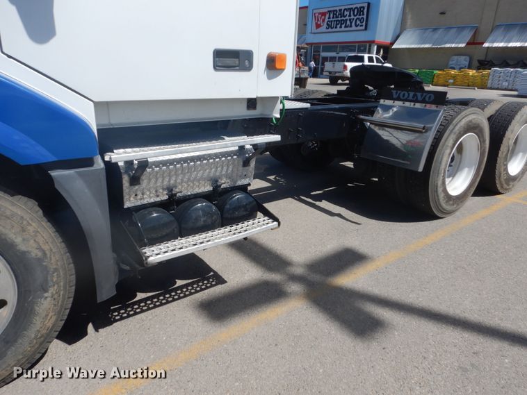 image for item DC4514 2007 Volvo VN  semi truck