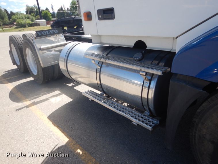 image for item DC4514 2007 Volvo VN  semi truck